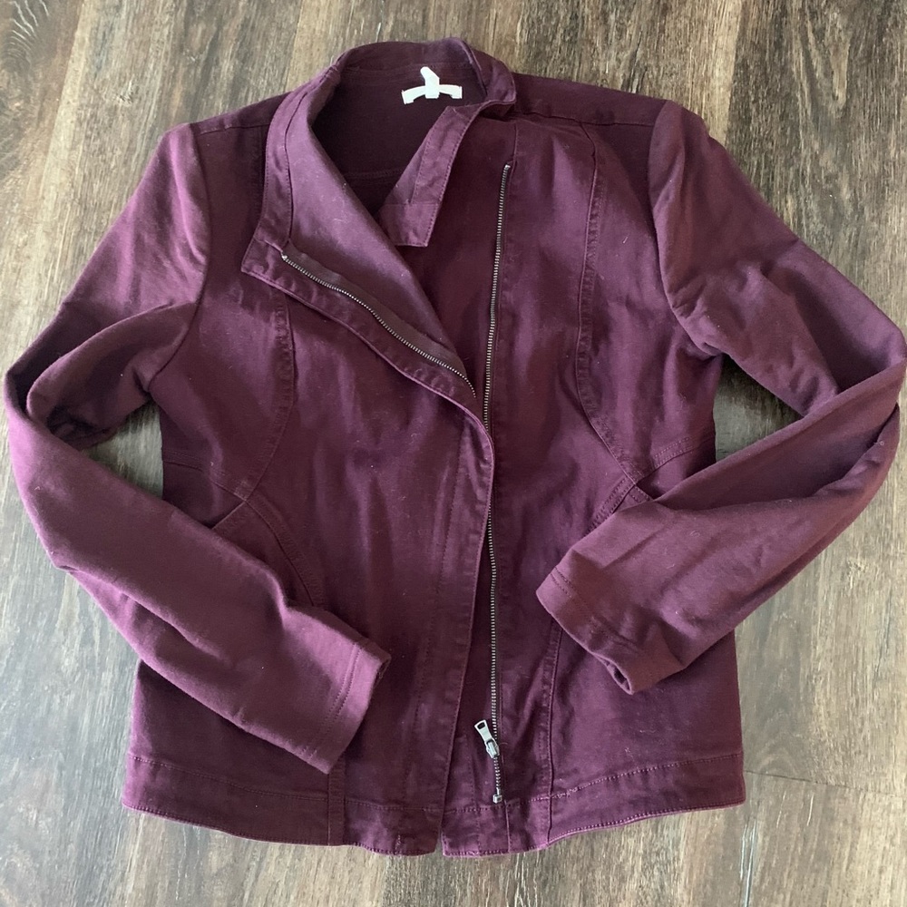 Cropped jacket with diagonal zipper detail